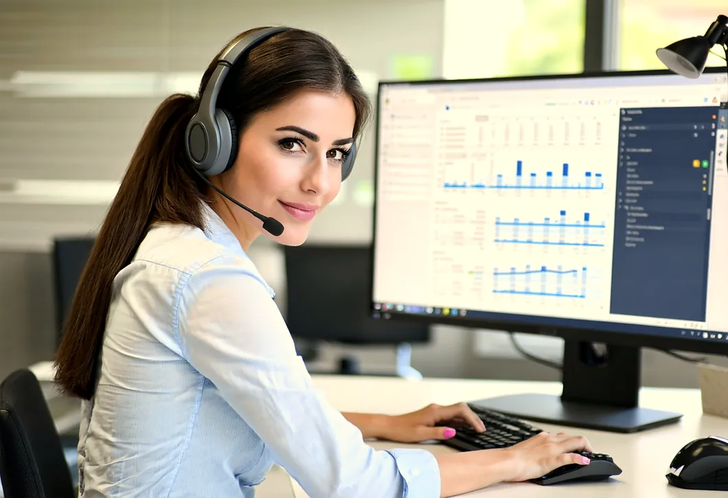 Analista de recuperação de crédito com headset acompanhando a carteira em tela.